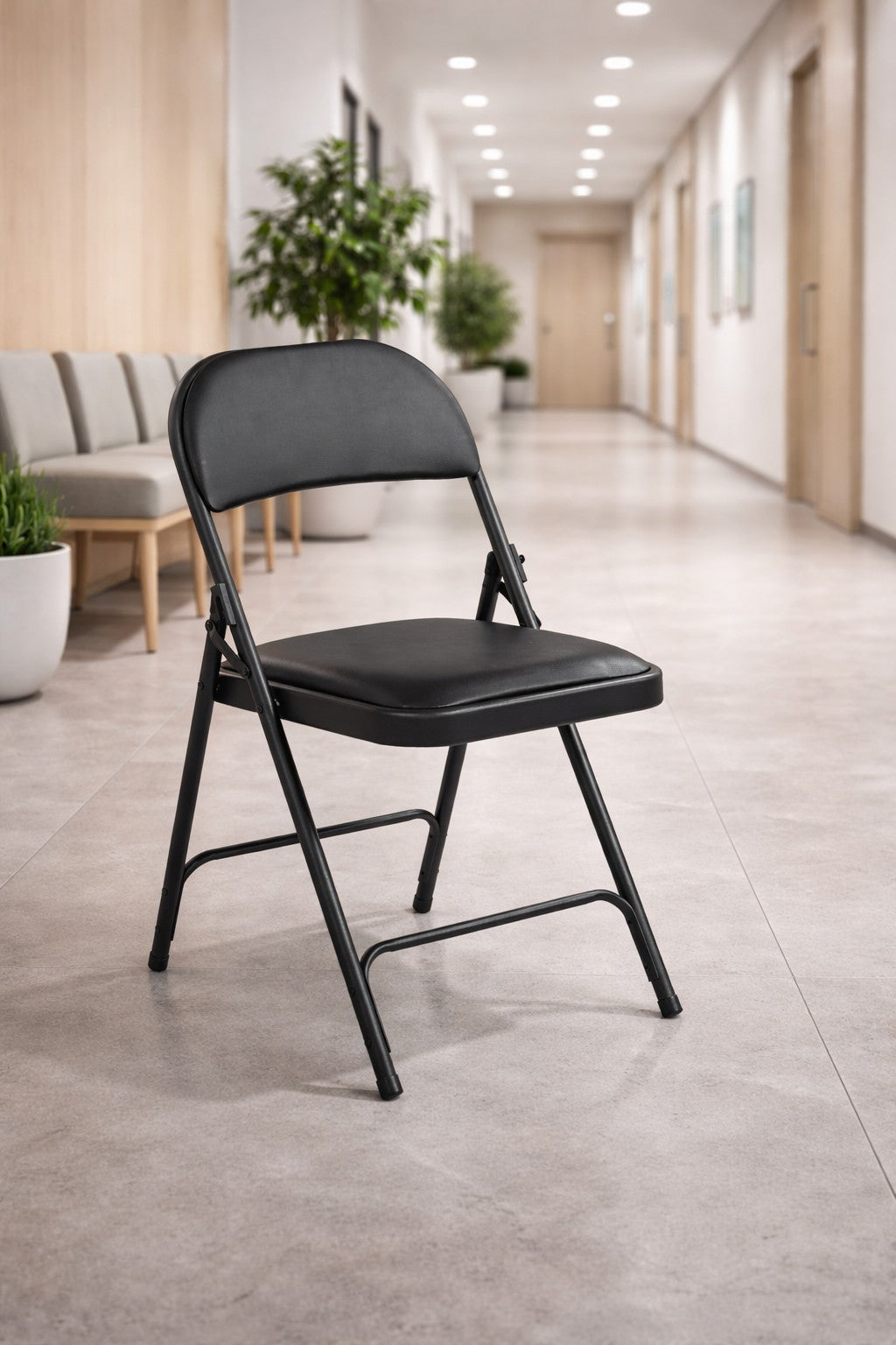 Chaise pliante accrochable Plius – Vinyle noir