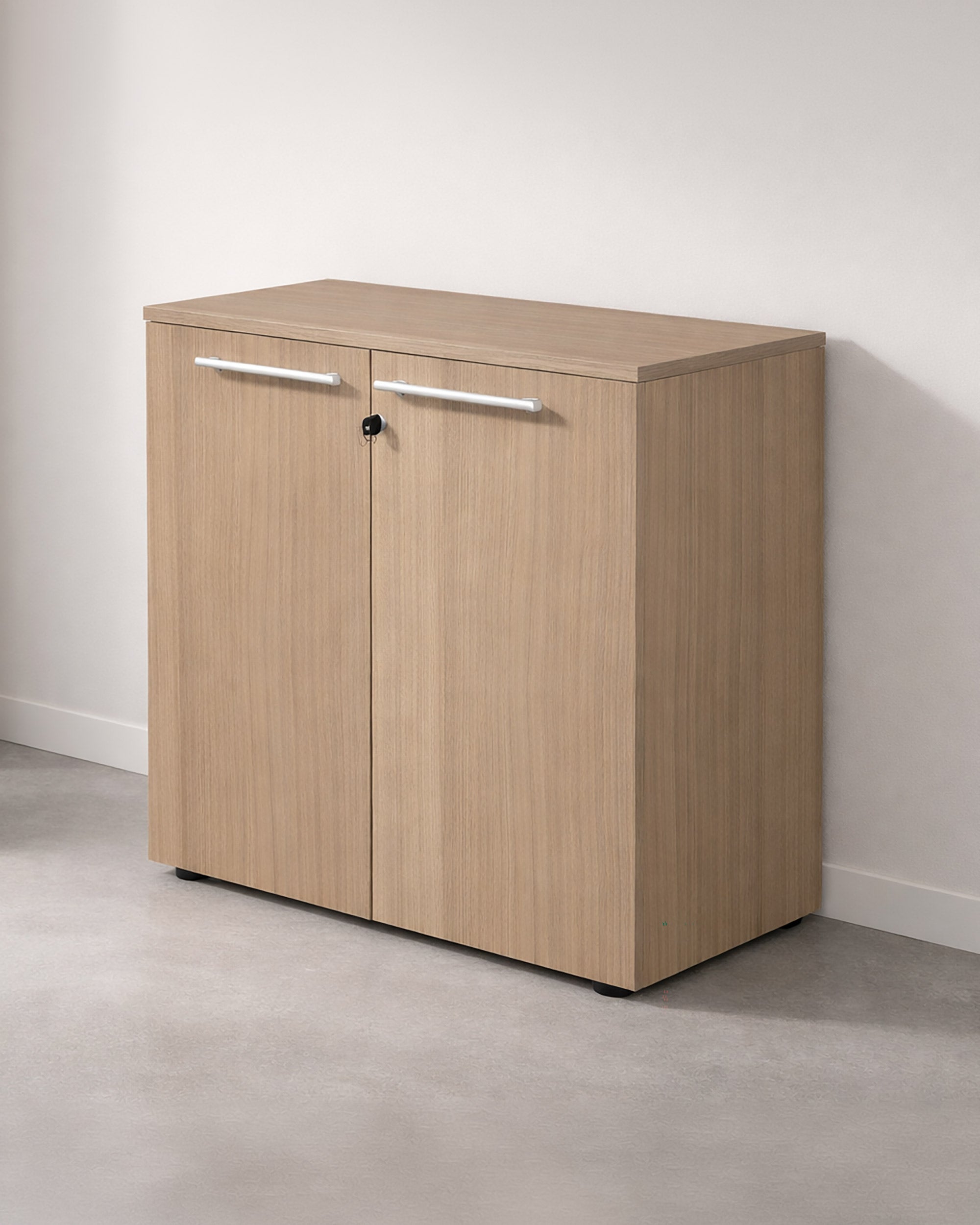 Armoire basse de bureau professionnelle Flora – Rangement bois à portes battantes