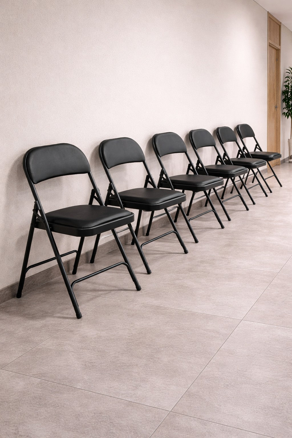 Chaise pliante accrochable Plius – Vinyle noir