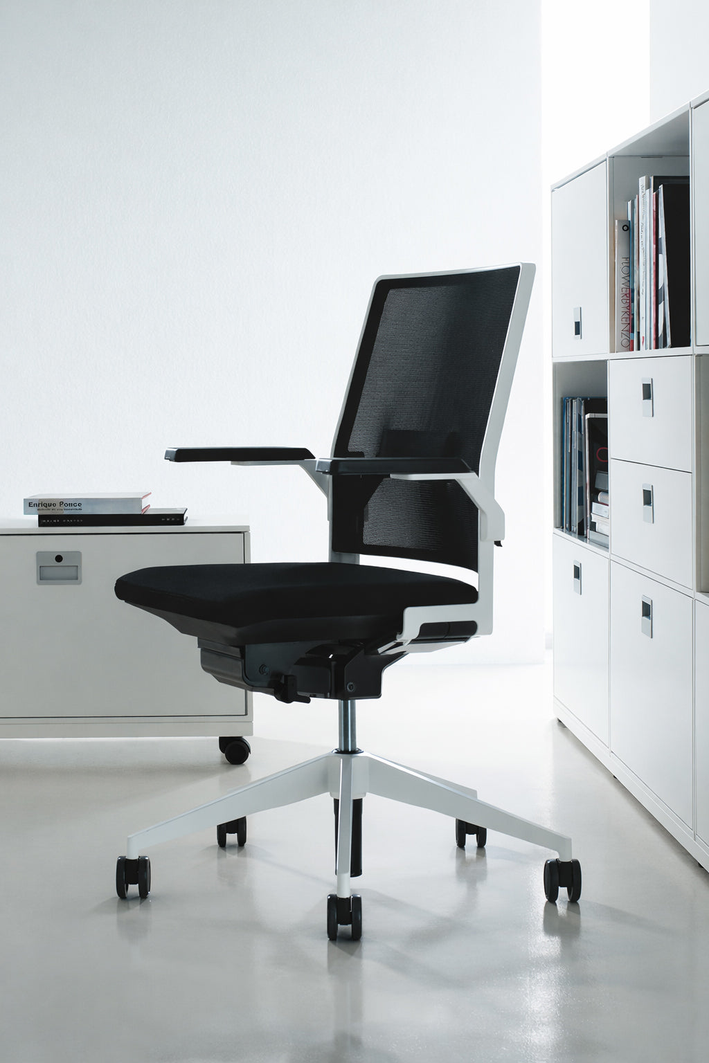 Fauteuil de travail Néo – Dossier bas résille, structure blanche ou noire