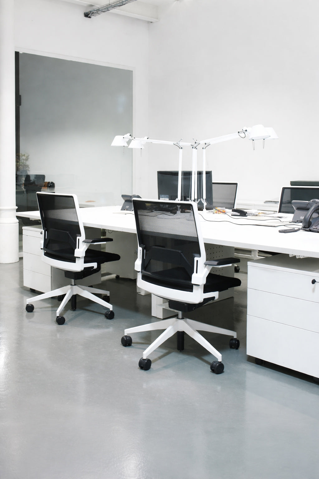 Fauteuil de travail Néo – Dossier bas résille, structure blanche ou noire